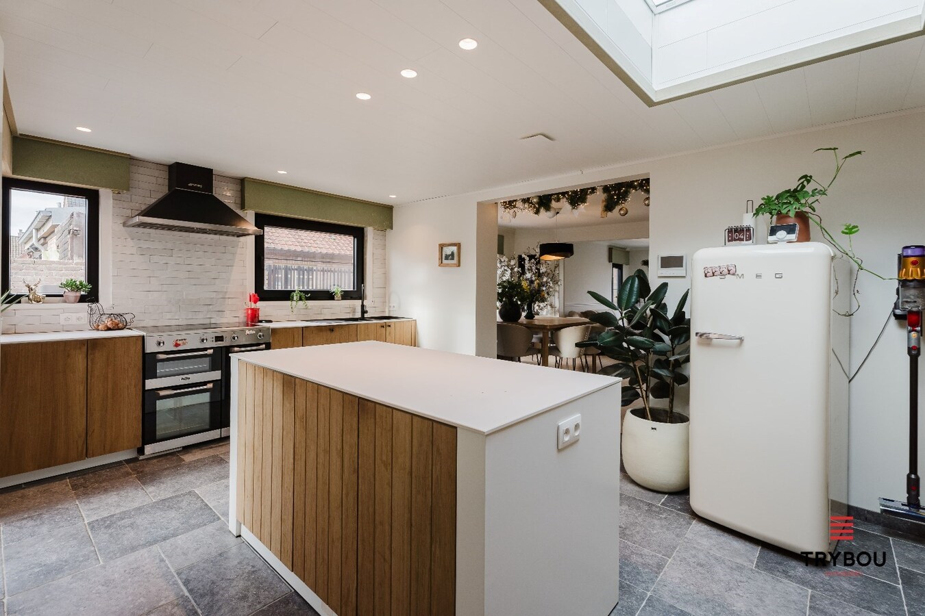 Verrassend ruime, lichtrijke woning op ruim perceel van 722m² te Jabbeke 