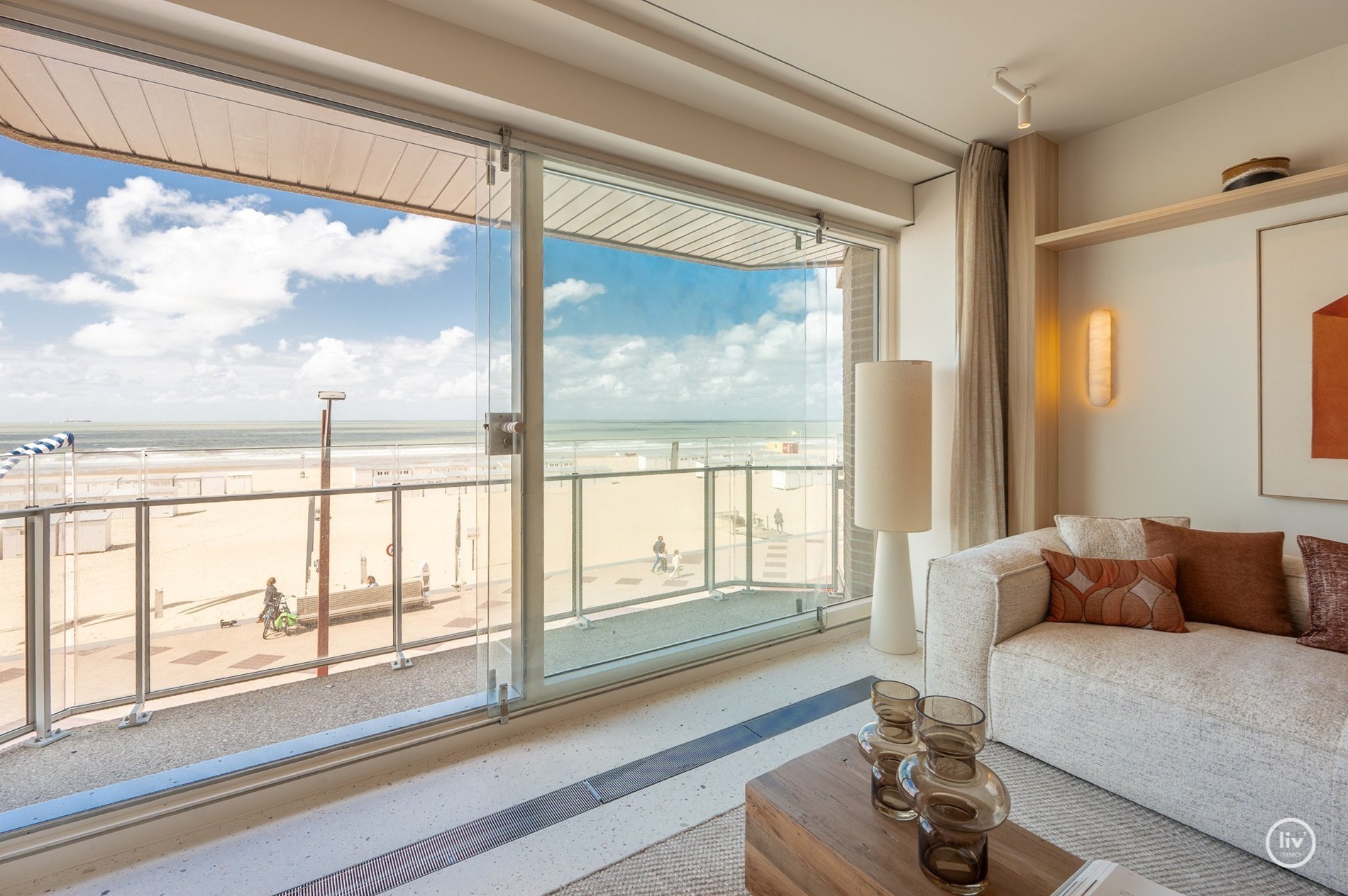 Luxueus gerenoveerd appartement met frontaal zeezicht gelegen tussen het Albertplein en de wandeldijk. 