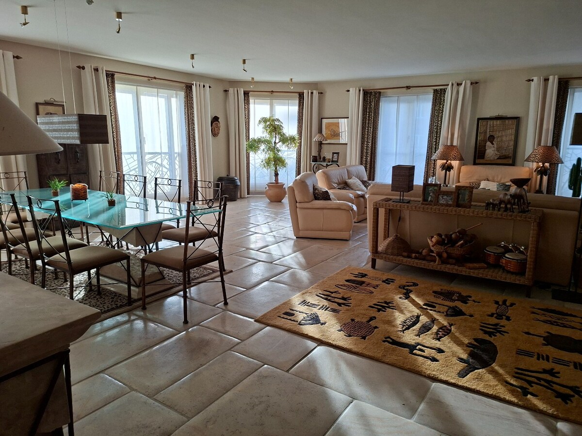 La taille, la situation, la qualité des matériaux tout est exceptionnel dnas ce superbe appartement 