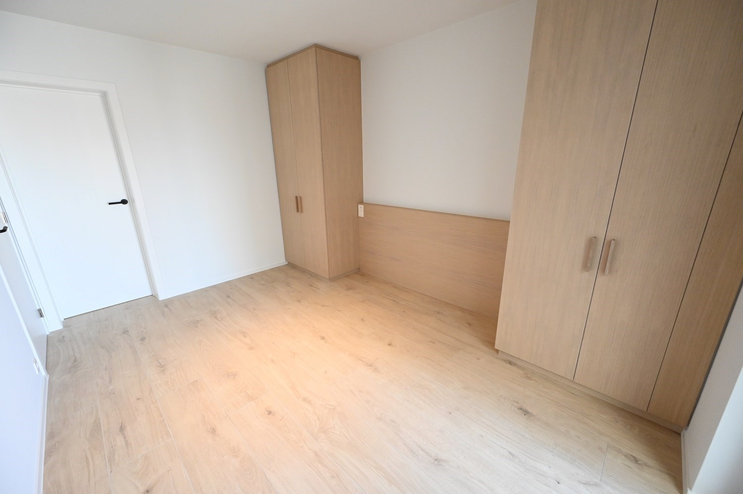 Non meublé - Neuf - Appartement luxueusement rénové avec 3 chambres et une vue dégagée sur la place du Bourgmestre Frans Desmidt. 