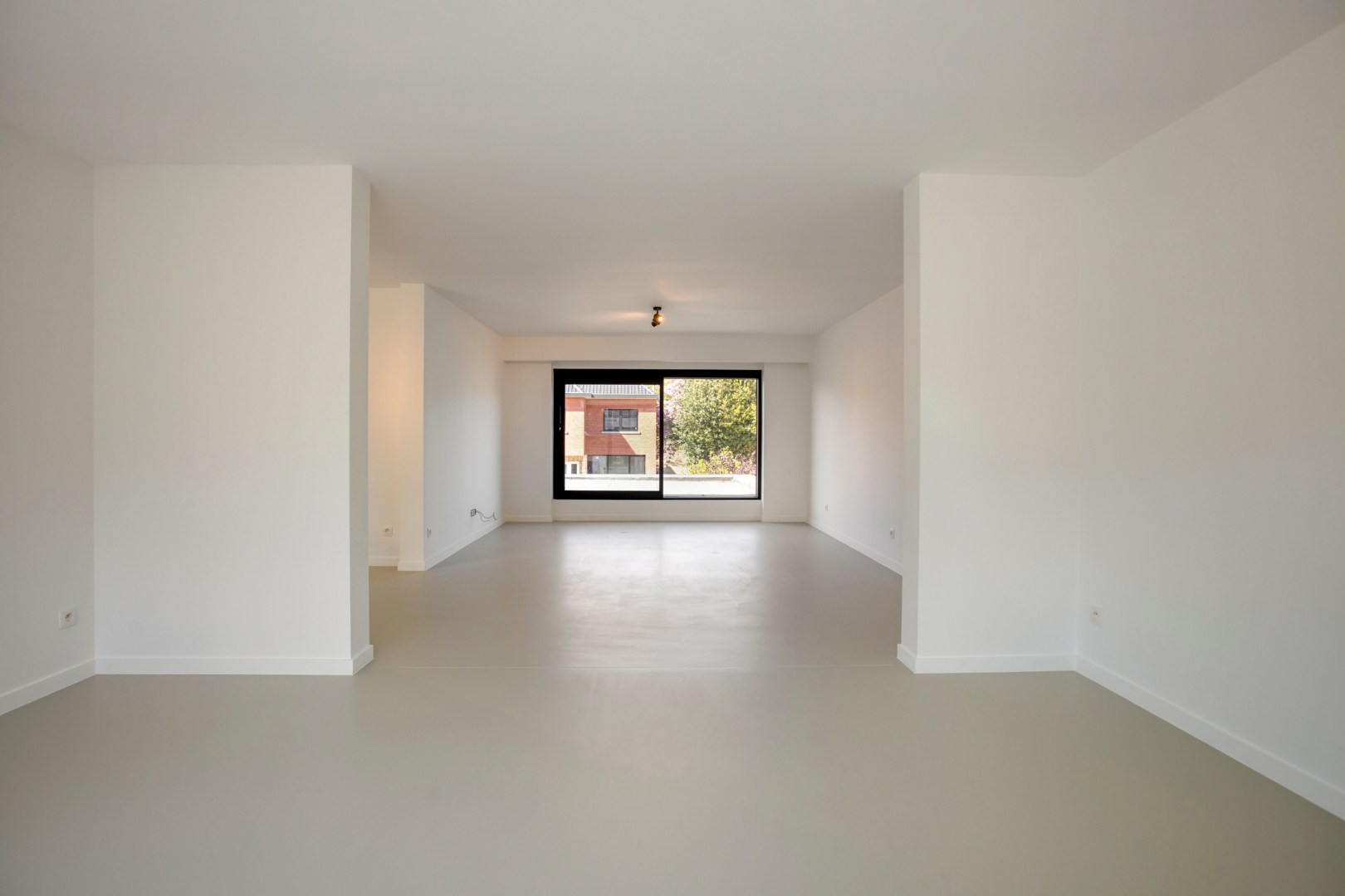 Gerenoveerd ruim en lichtrijk appartement met 2 slaapkamers en ruim terras - EPC label B 