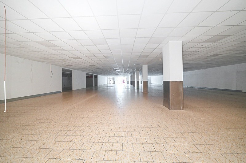 Rijksweg: Commercieel goed gelegen handelspand (ca 1.100 m²) met private parking (60 pl.) en gem. parking (72 pl). 