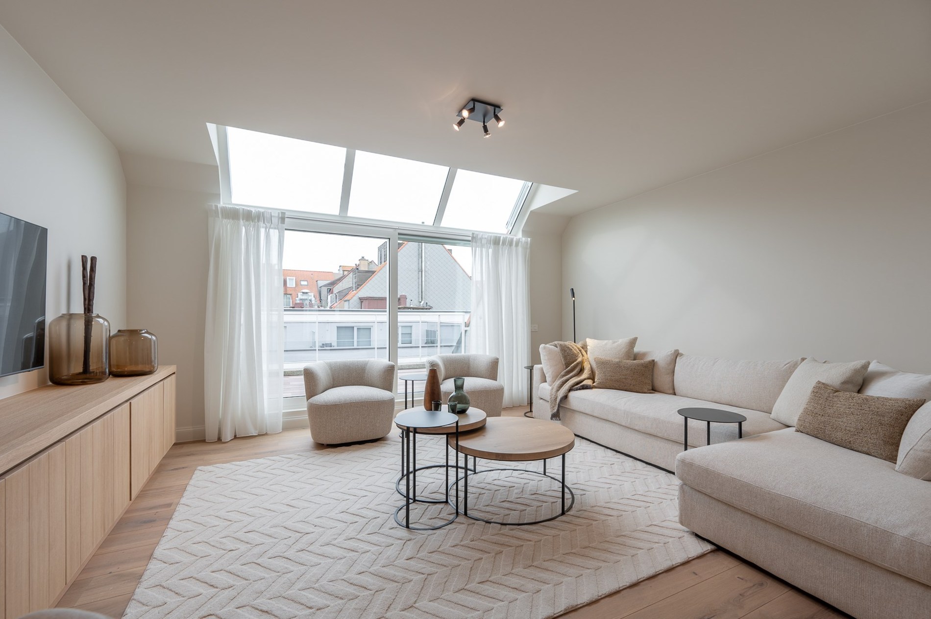 et strand.Magnifique appartement en duplex magnifiquement rénové avec vue latérale sur la mer, 2 chambres à coucher complètes, 2 grandes terrasses et un niveau de finition exceptionnel, situé à quelqu 