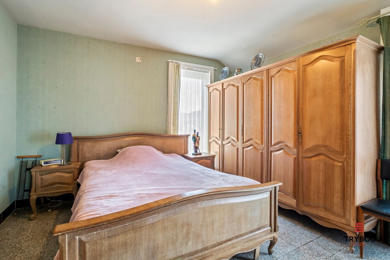 Centraal gelegen, halfopen woning met loods op perceel van 625m² 