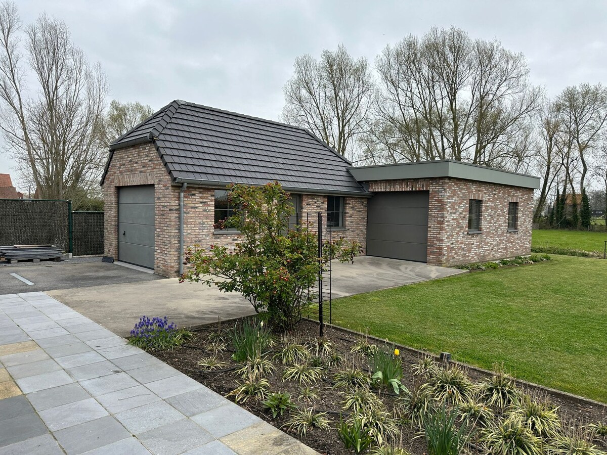 Alleenstaande woning met 3 slaapkamers, 3 garages en veel parkeermogelijkheid! 