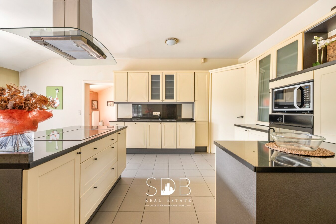 Hedendaagse villa met gezinstuin en graslanden op 7.496m² 