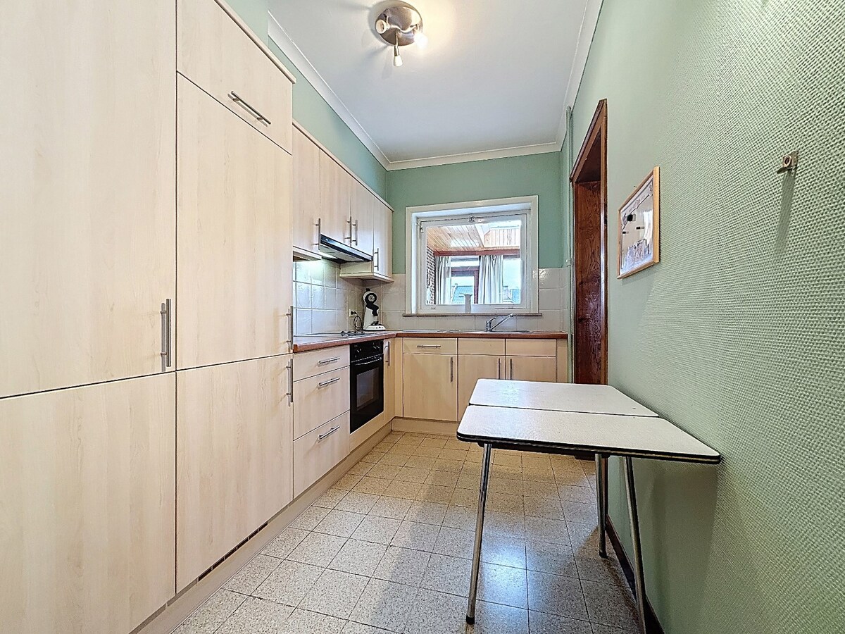 Op te frissen (gezins)woning met garage en tuin te Bevegem 