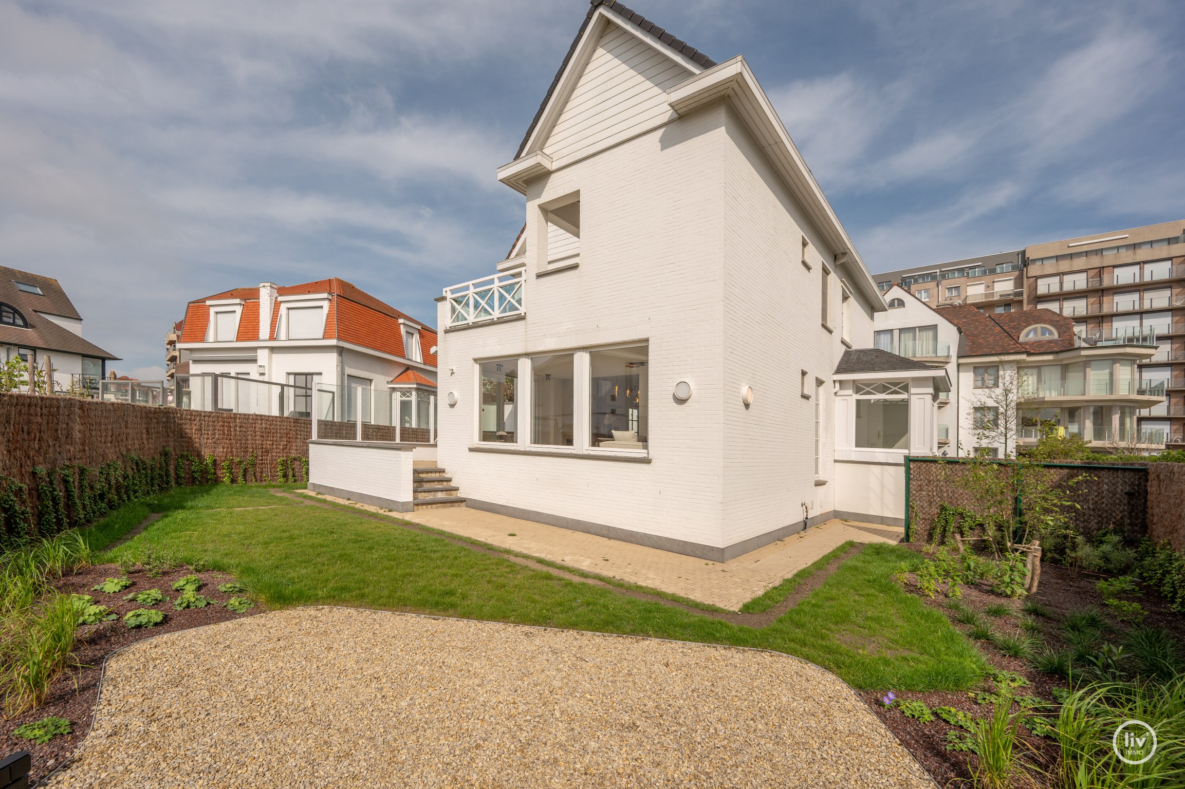 Exclusief gerenoveerde villa op een absolute toplocatie in de Jozef Nellenslaan te Knokke. 