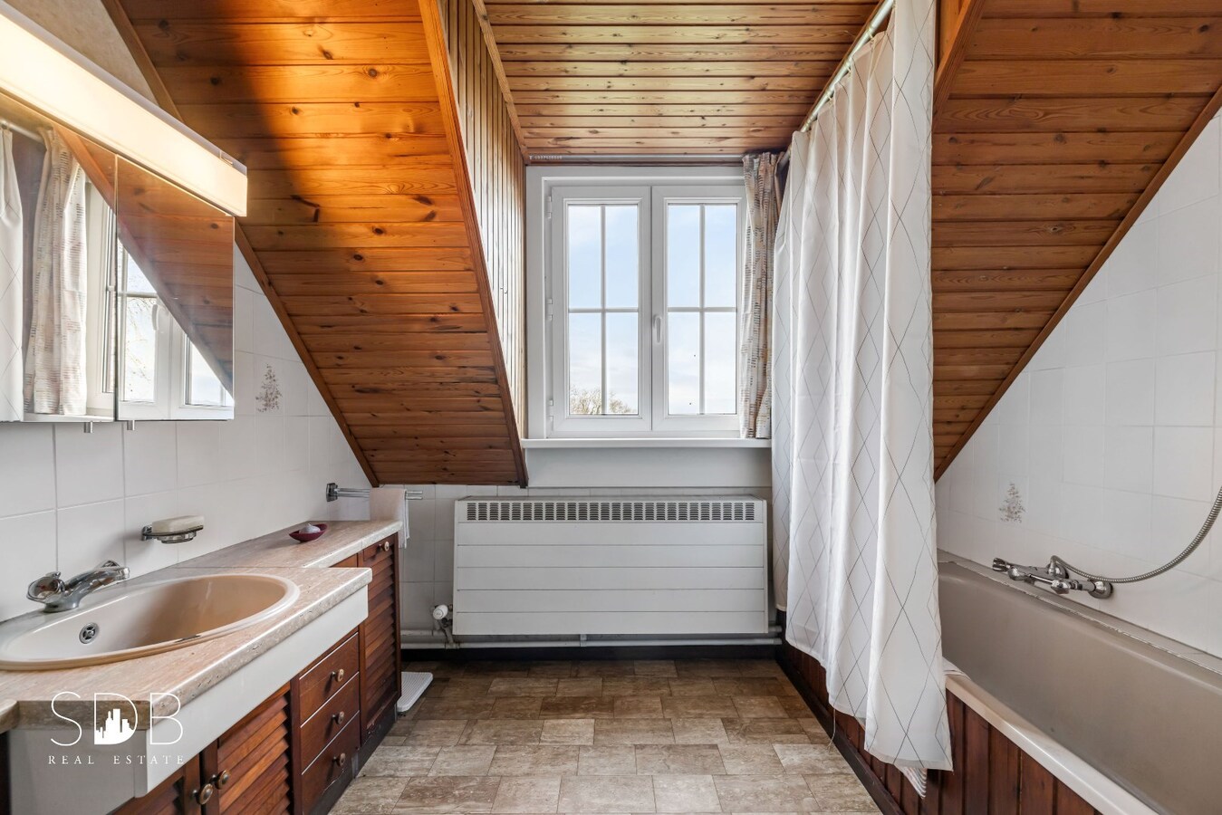 Authentieke hoeve met bijgebouwen met graslanden op circa 8.750m² 