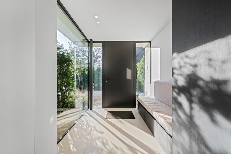 Magnifique villa jumelée récemment rénovée, située au calme entre le centre de Knokke et Le Zoute, avec une parfaite orientation Sud-Ouest. 