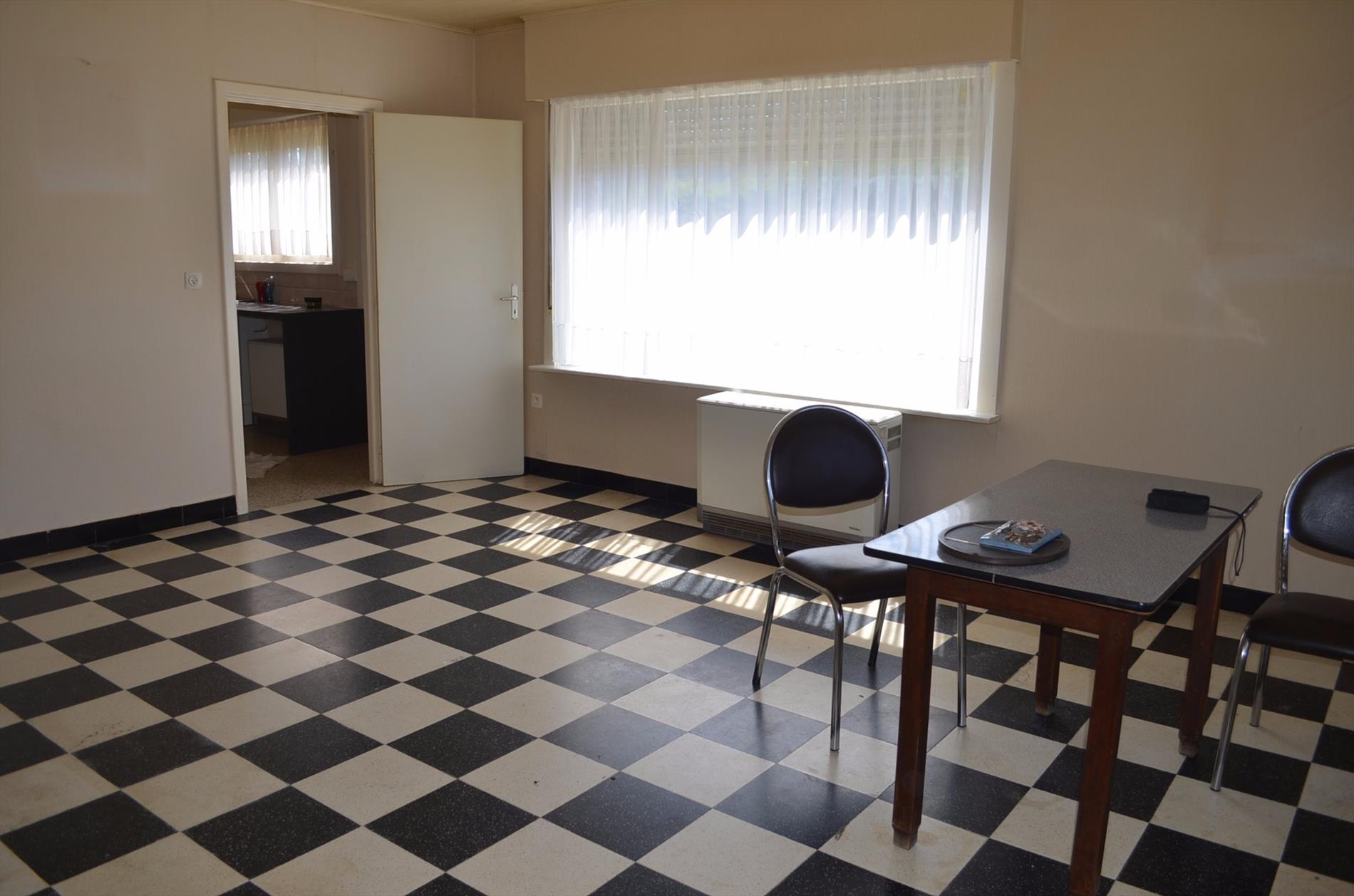 Te renoveren ruime bungalow met 3 slpks en garage te Adegem 