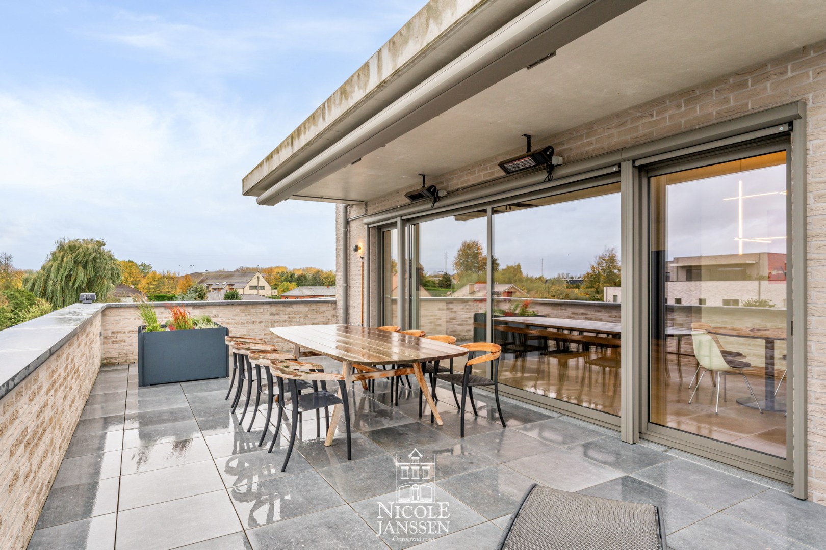 Drie ruime, zonovergoten terrassen 