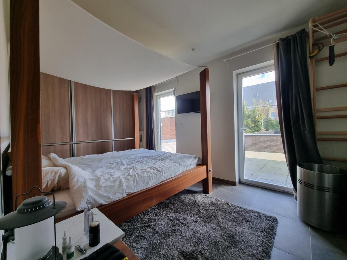 Uitzonderlijk ruim (117m² + 64m² terras!) appartement met drie slaapkamers 