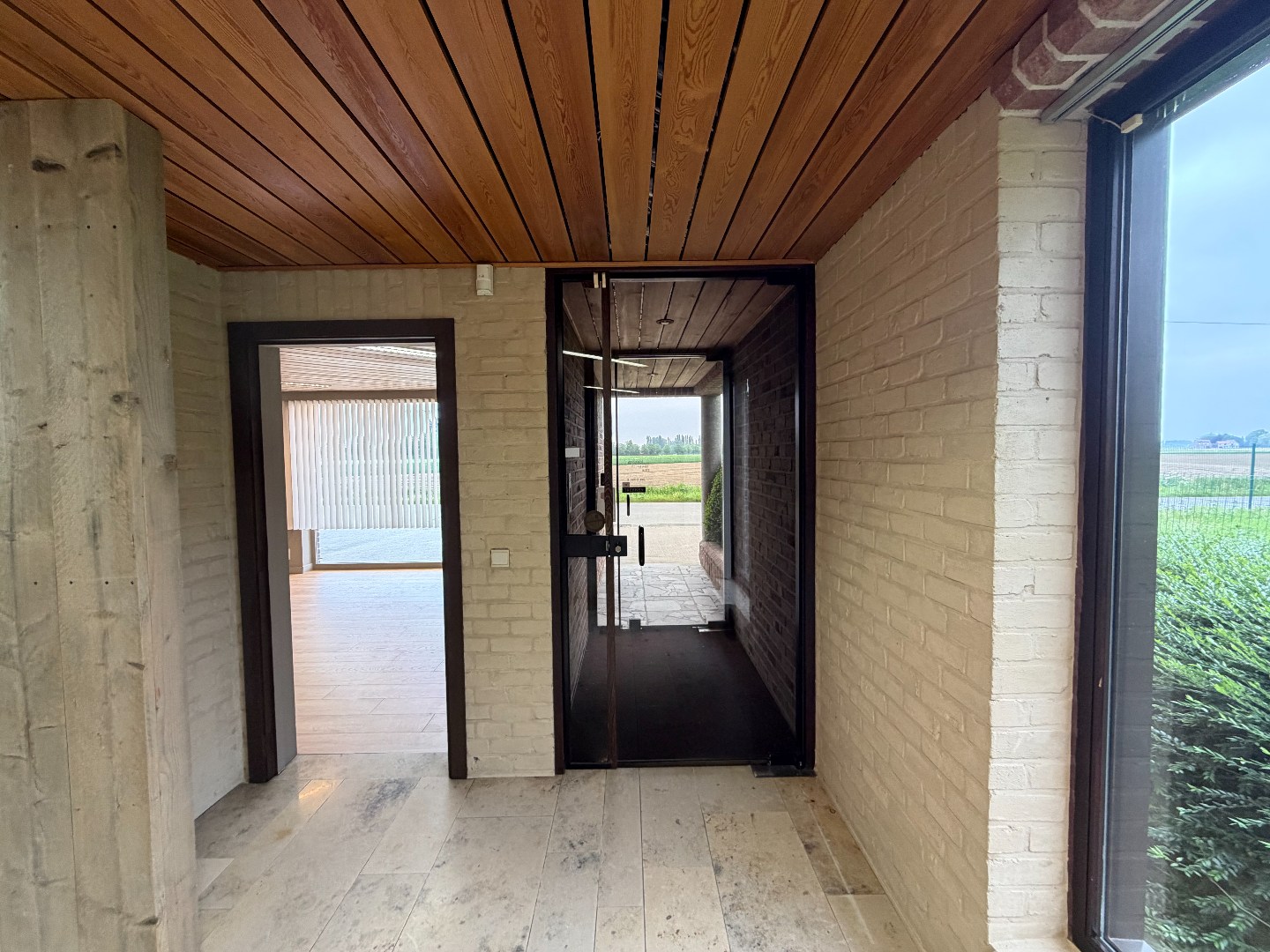 Commerciële ruimte van 134 m² met bijhorende parkingplaatsen 