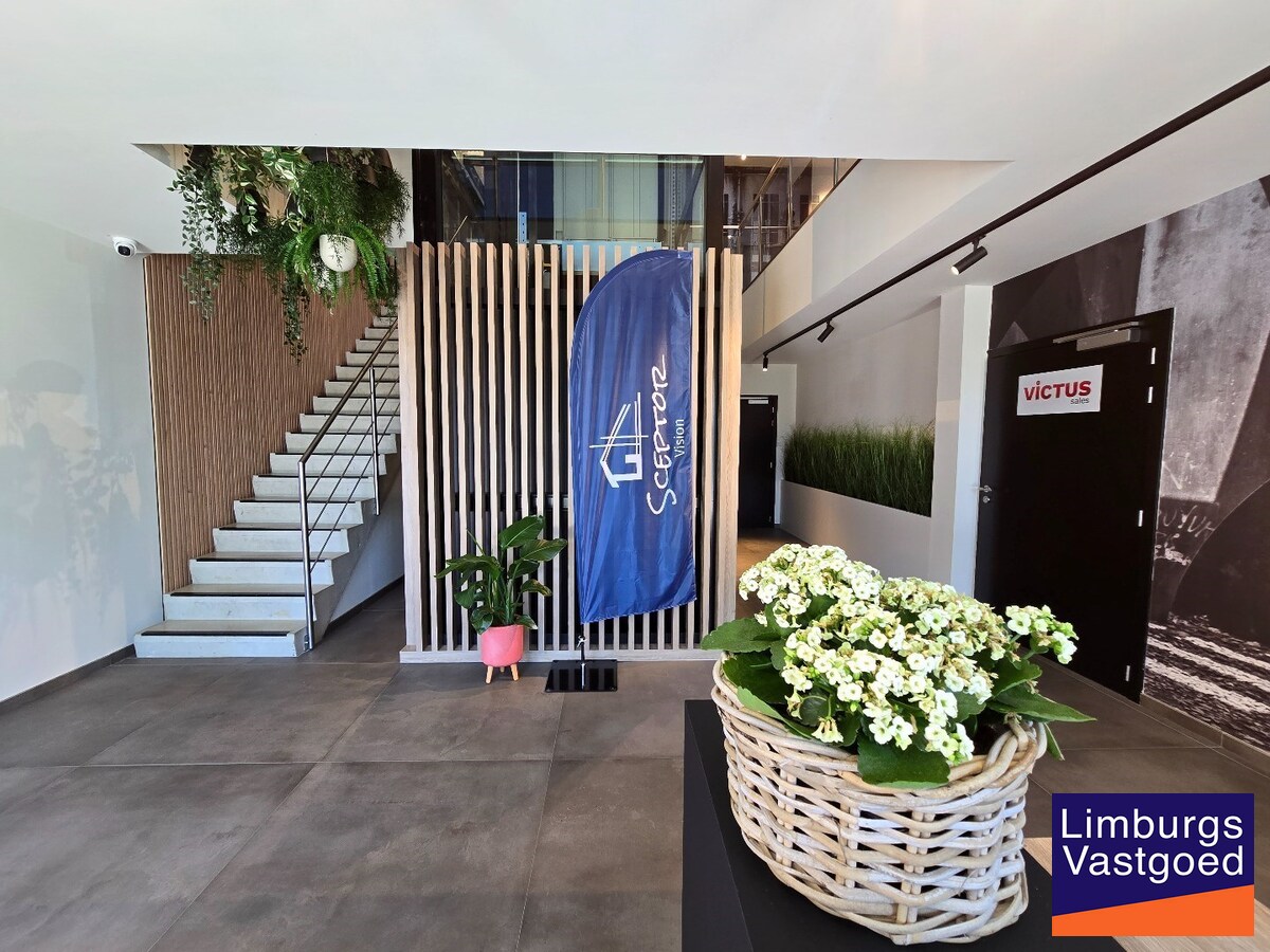 Terbeschikkingstelling van infrastructuur in vernieuwde kantoren met parking, v.a. 21 m², Genk-Noord 