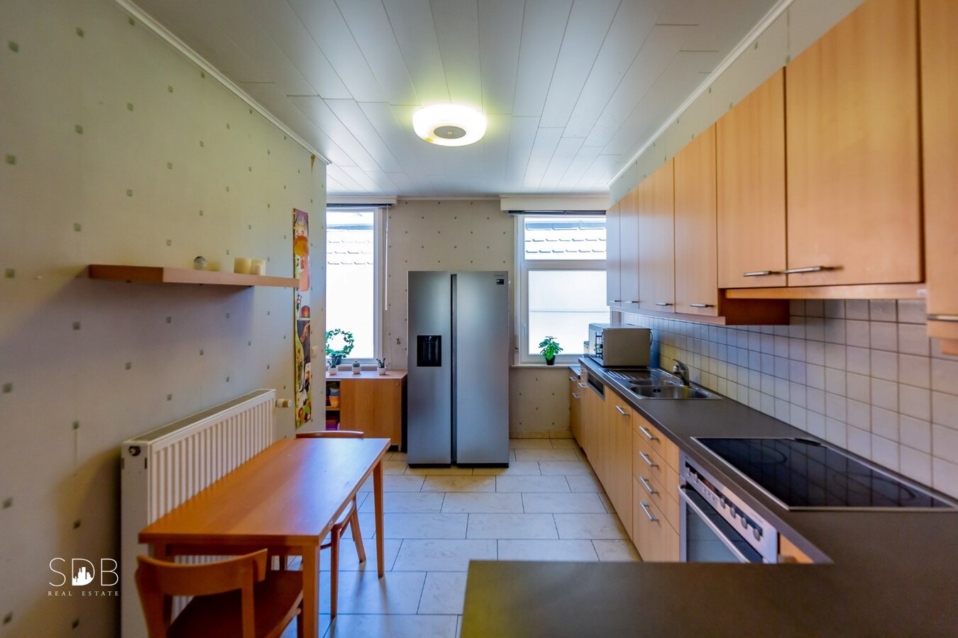 Hedendaagse woning met diverse bijgebouwen op 8.255m² 