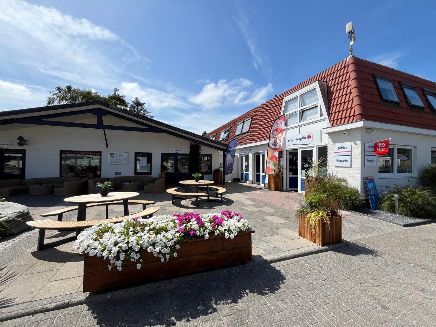 T.A. Makelaardij biedt aan – Chalet Z111-: Op een schitterende locatie in een goed verzorgd recreatiepark aan de kust van Walcheren bieden wij dit leuke chalet aan. 