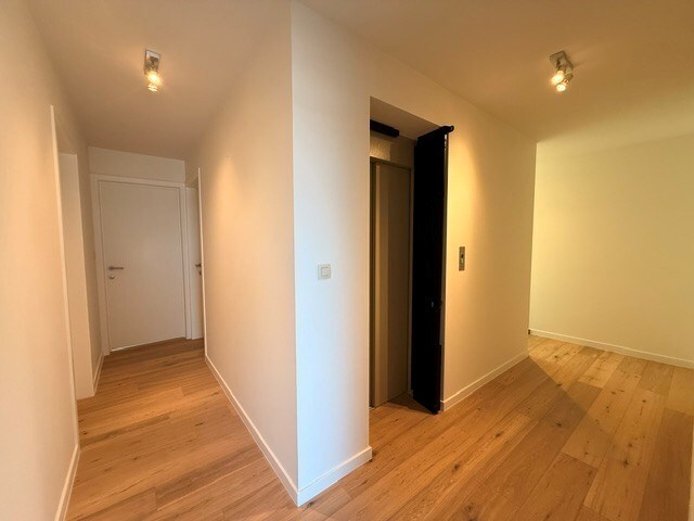 Luxe duplexappartement te huur in het hart van Maaseik, met lift, 2 slaapkamers en 2 terrassen. 