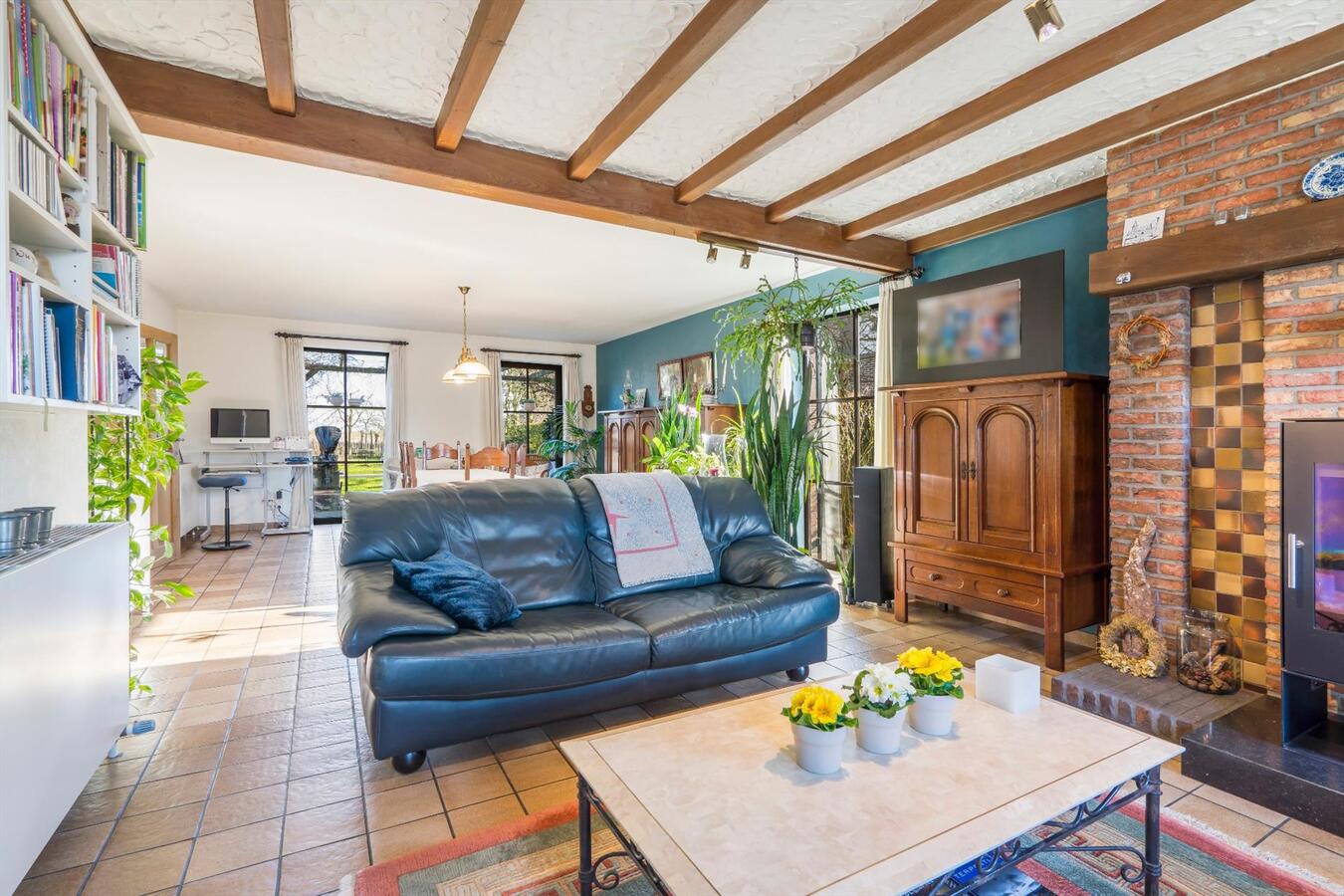 Verrassend ruime, alleenstaande woning met fraai aangelegde, zuidgerichte tuin 