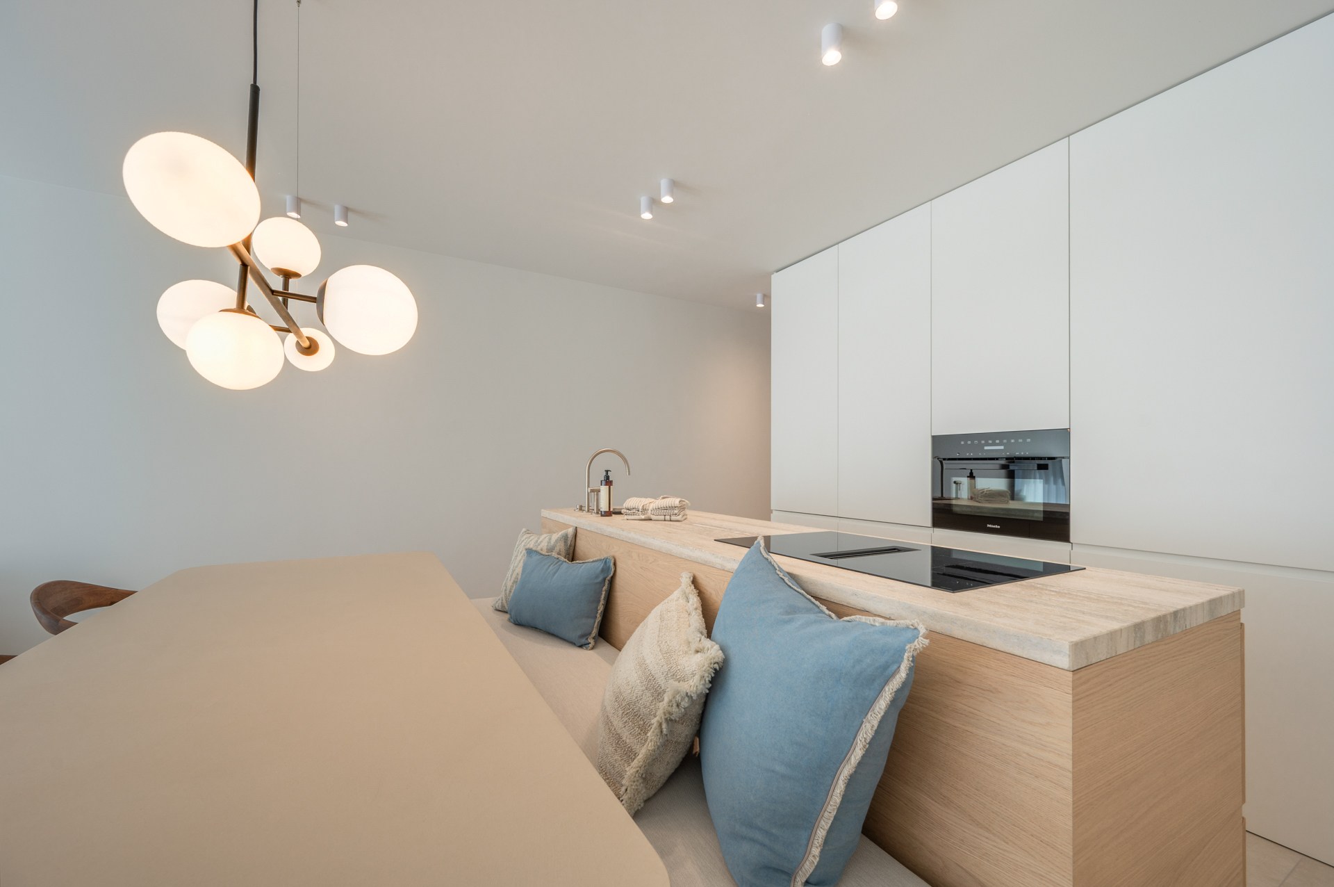 Appartement rénové de haut standing situé du côté ouest avec vue latérale sur la mer. 