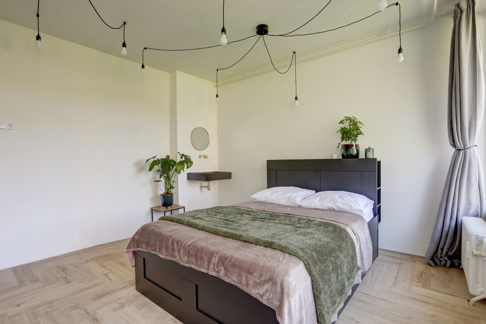 Instapklaar 3- (voorheen 4) kamer appartement op de 2e etage met moderne keuken met kookeiland, 2 balkons, 2 riante slaapkamers, moderne badkamer en gelegen op eigen grond! 