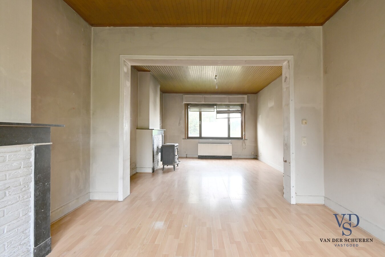 Te renoveren woning op ruim perceel te Kerkgate Mater. 