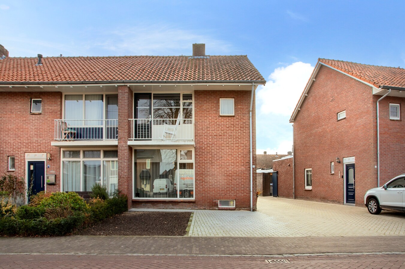 Welkom in deze verrassend ruime en charmante hoekwoning nabij het centrum van Reusel! 