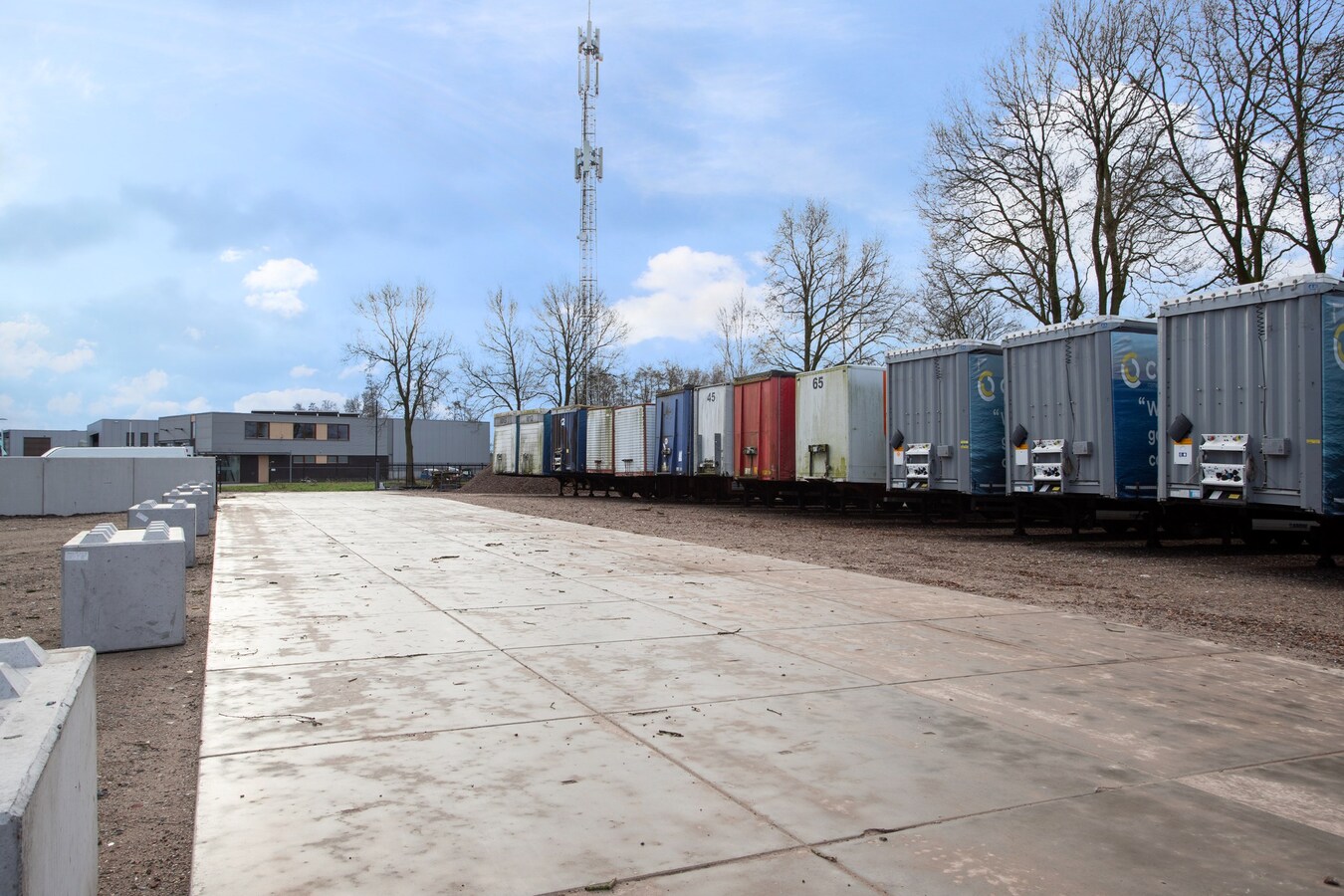 Te huur: “Opslag/overslaghal met buiten terrein”  aan de Rijt 31 te Luyksgestel, voorheen van KLG met buitenterrein. 