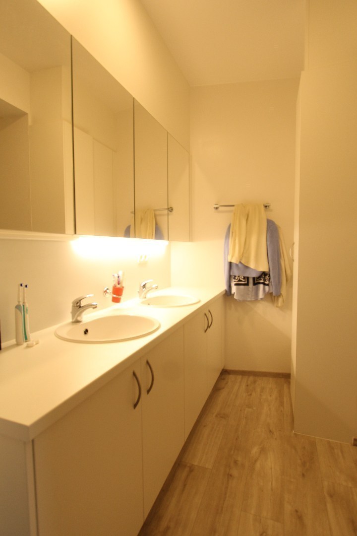 Lichtrijk duplex appartement in gerenoveerde burgerwoning 