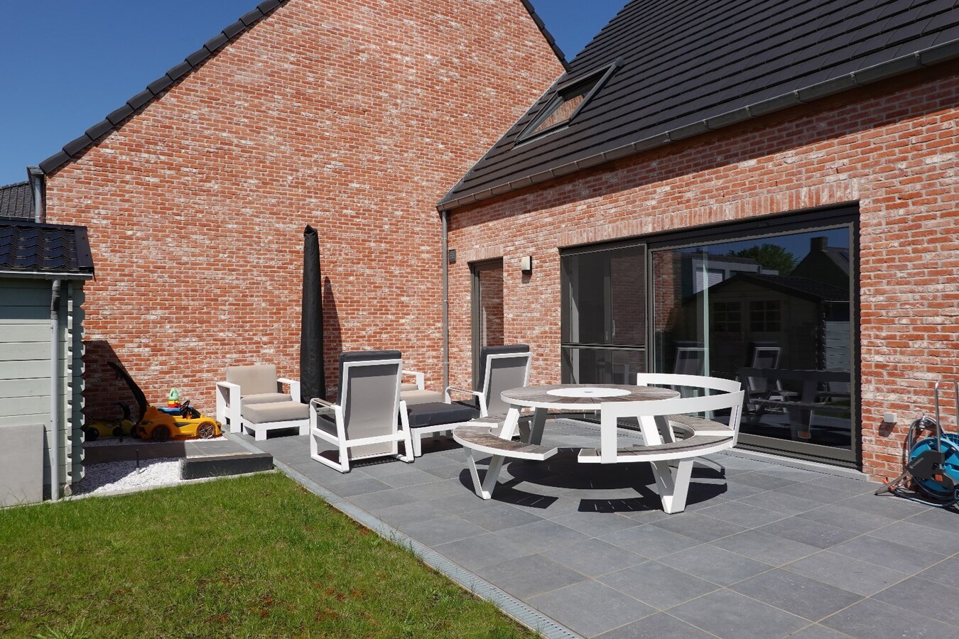 Prachtige halfopen nieuwbouwwoning met inpandige garage en zuidgerichte tuin 