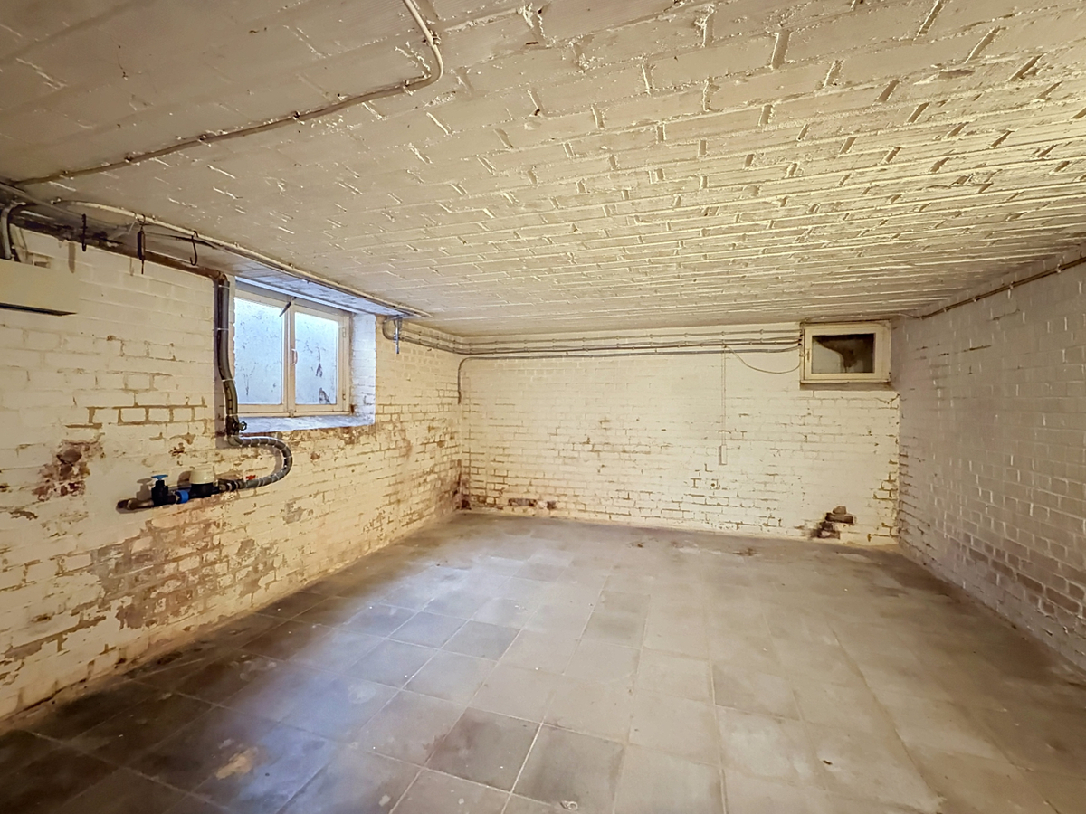 Ruime, te renoveren woning met garage en tuin te Bevegem 