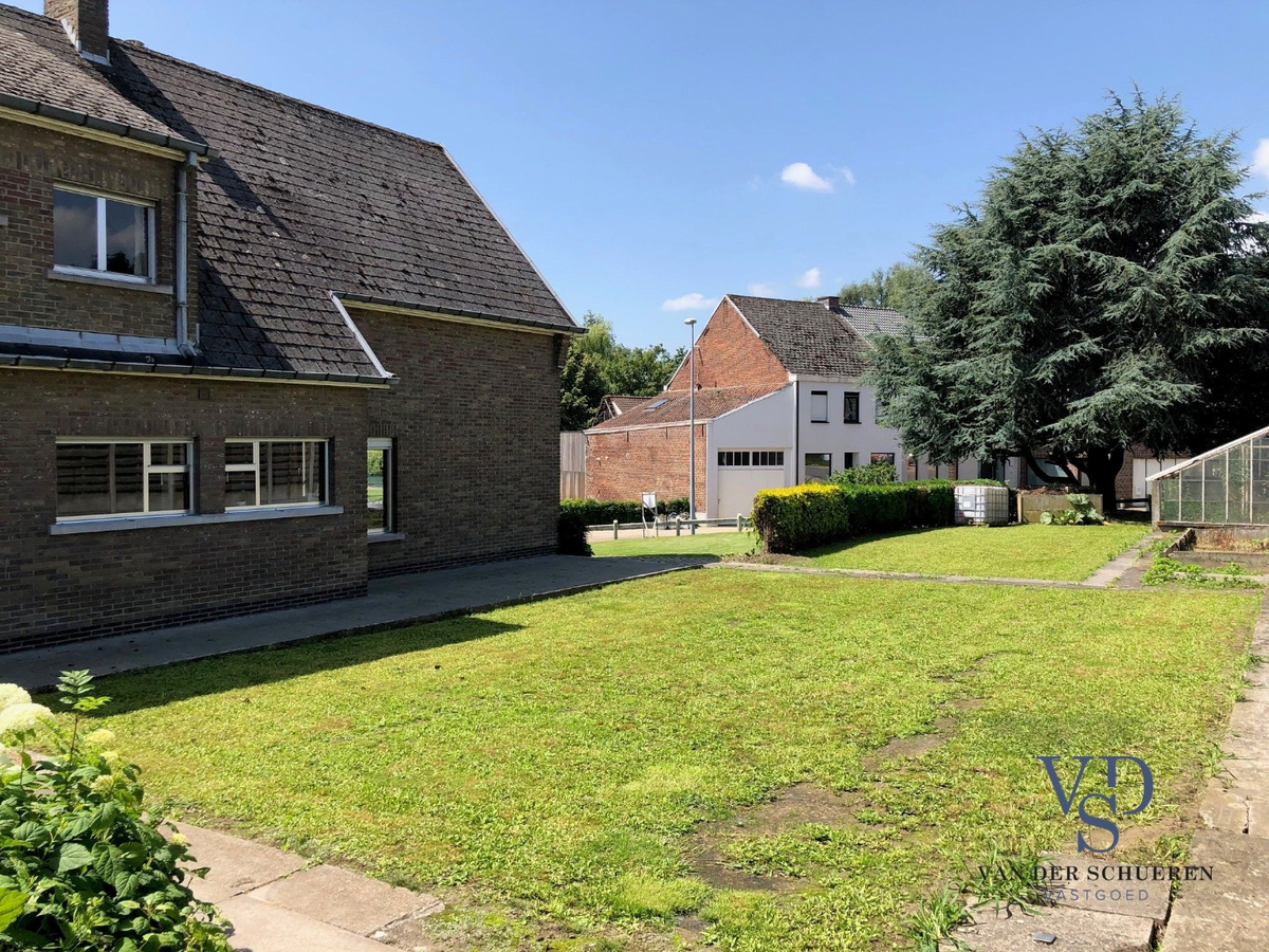 Degelijke, bijzonder ruime woning te Dikkelvenne. 