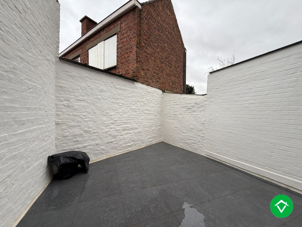 Volledig gerenoveerde rijwoning met 3 slaapkamers en terrastuin in centrum Roeselare 