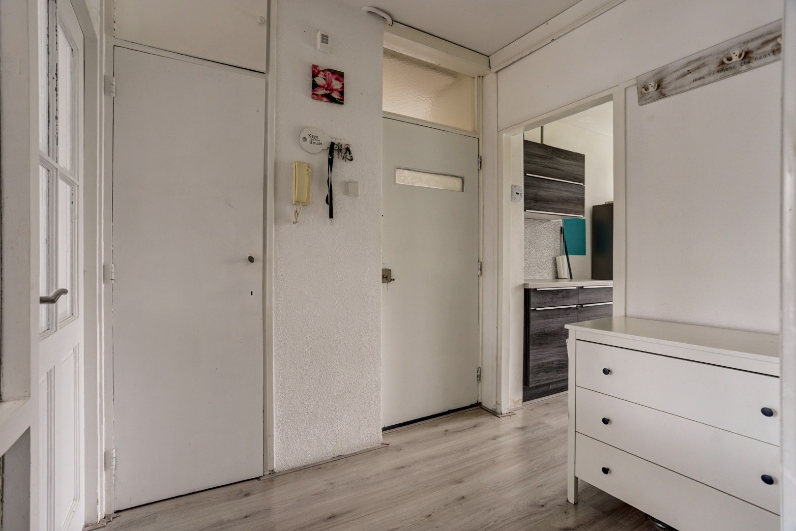 In "Het Lage Land" gelegen 4-kamer appartement met 3, slaapkamers, moderne keuken, 2 balkons,  berging in de onderbouw en gelegen op eigen grond! 