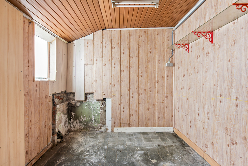 VERKOCHT!Op te frissen handelspand met woonst. 