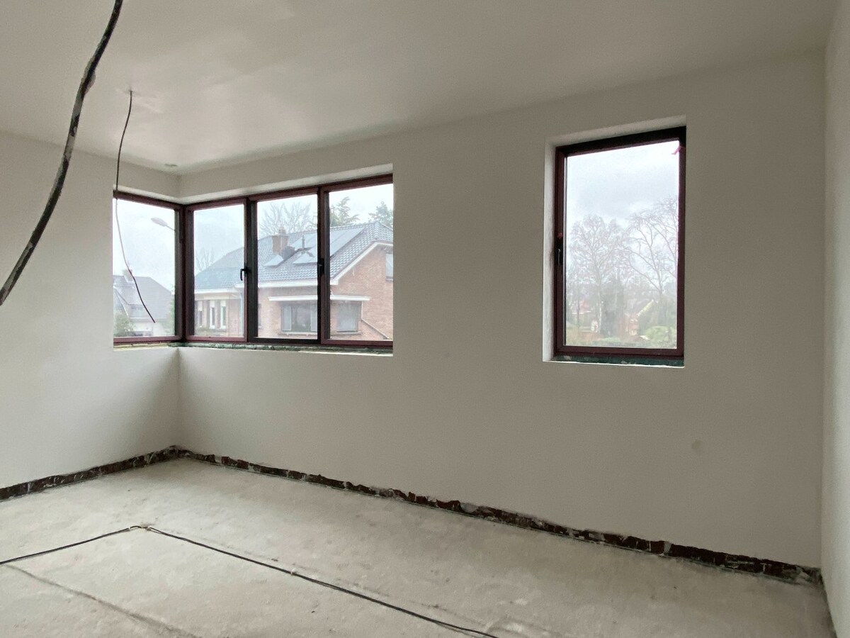 Luxueus én energieneutraal nieuwbouw villa-appartement  van 168 m² met 3 slaapkamers + 2 ondergrondse staanplaatsen + ruime kelder in kleine residentie te Schilde 