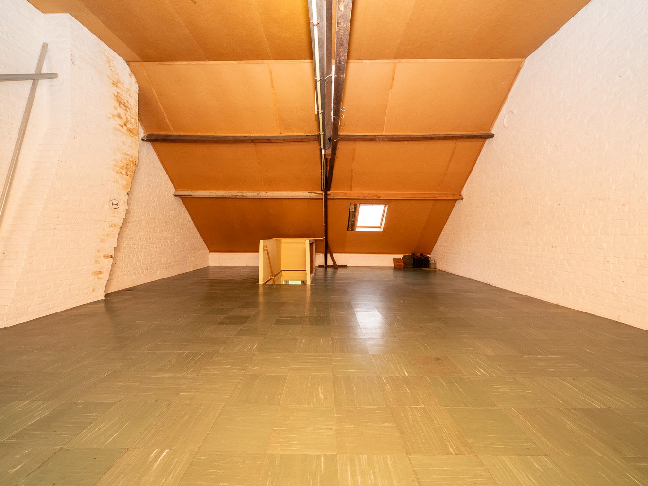 Ruime woning met 5 kamers (mogelijk) en open zicht 