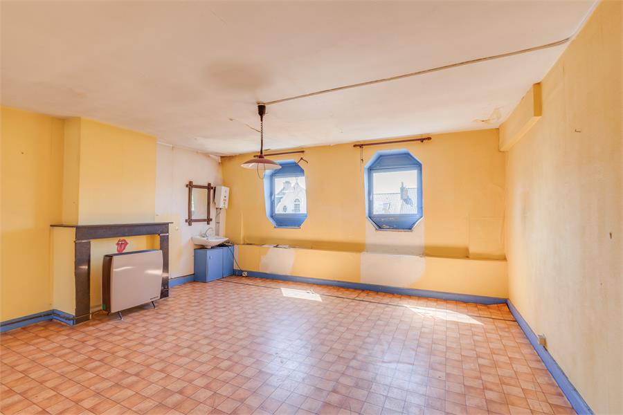 Te renoveren Art Deco herenwoning nabij station 