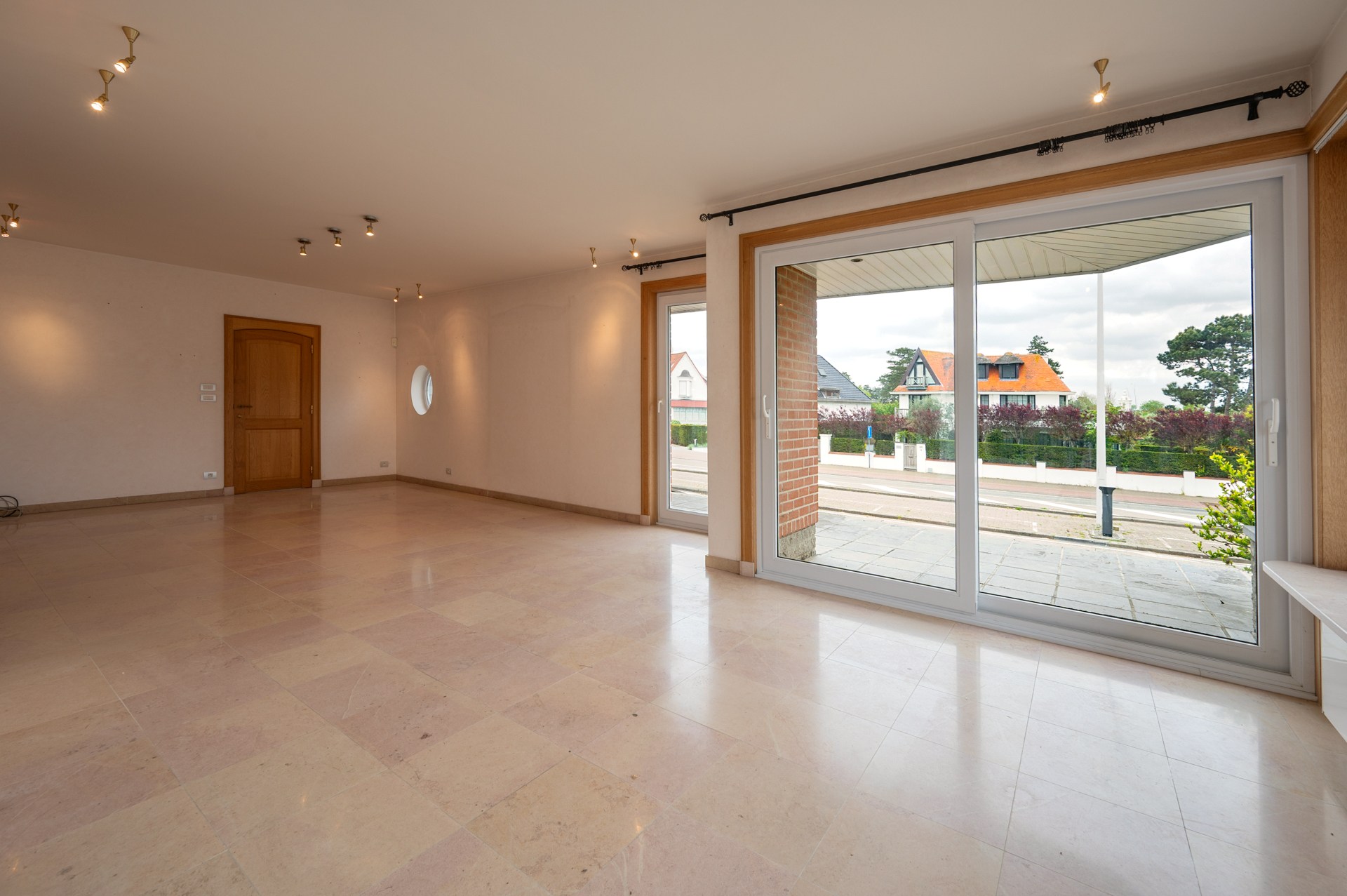 Ontdek deze karaktervolle villa, rustig gelegen in het gegeerde Duinbergen, op wandelafstand van het strand (incl. zeer ruime dubbele inpandige garage) 