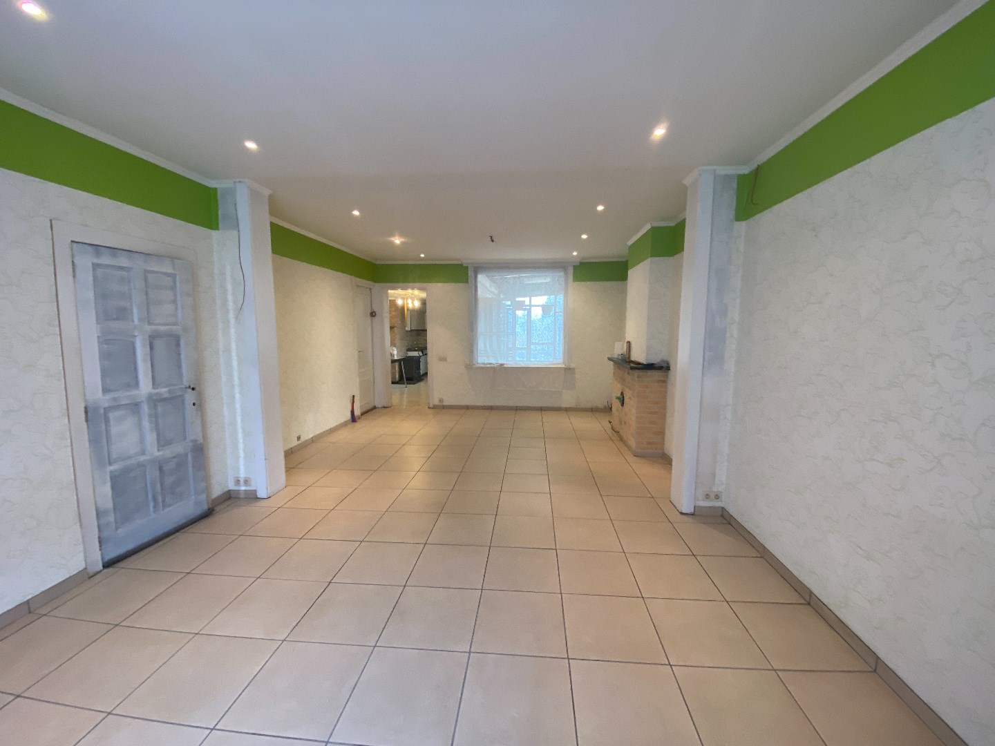 Te renoveren hoekwoning met grote tuin 