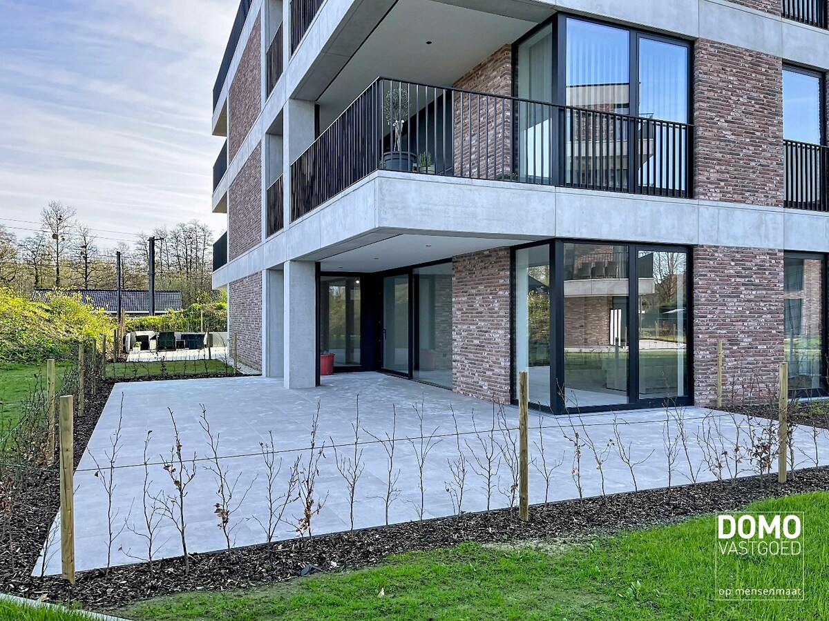 MODERN GELIJKVLOERS APPARTEMENT GELEGEN TE KERMT MET 2 SLAAPKAMERS EN RUIM TERRAS 