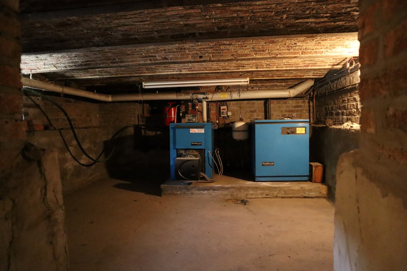 Ruime te renoveren hoeve met schuur en opslagplaatsen + mogelijkheid voor projectgrond 