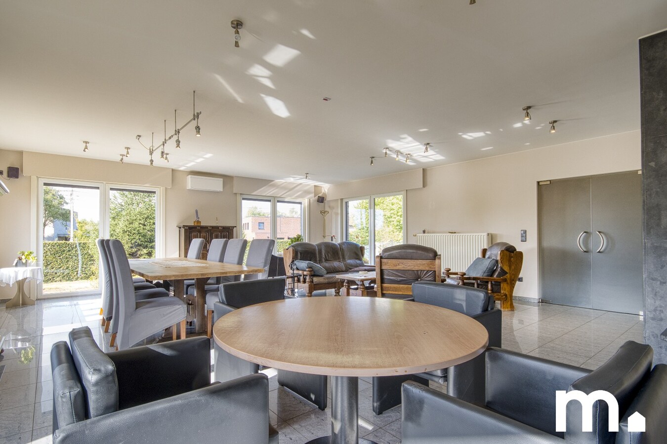 Unieke Villa te Roeselare op 1941m² en 381m² bewoonbare oppervlakte! 