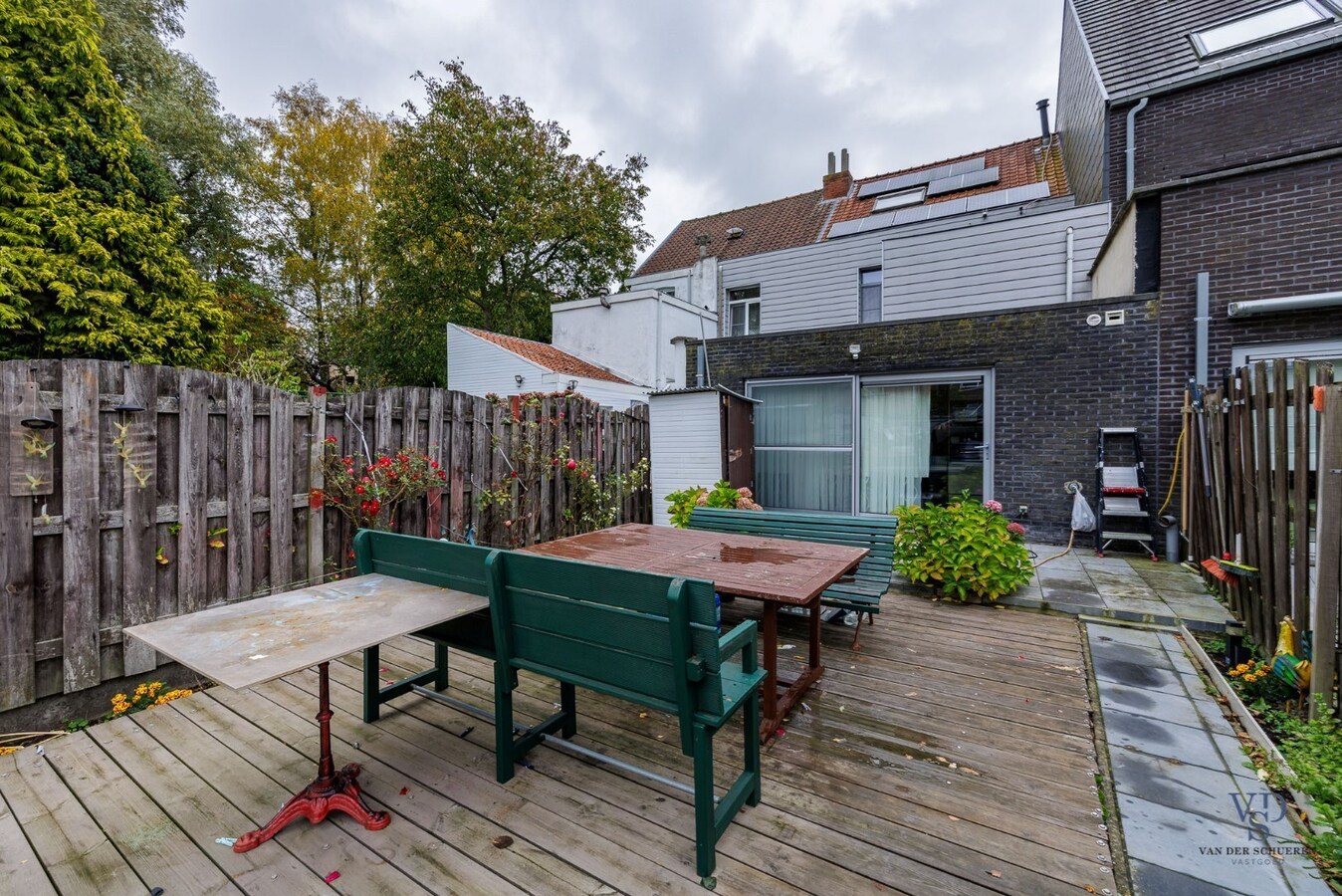 Woning met tuin én 2 staanplaatsen én car-port. 