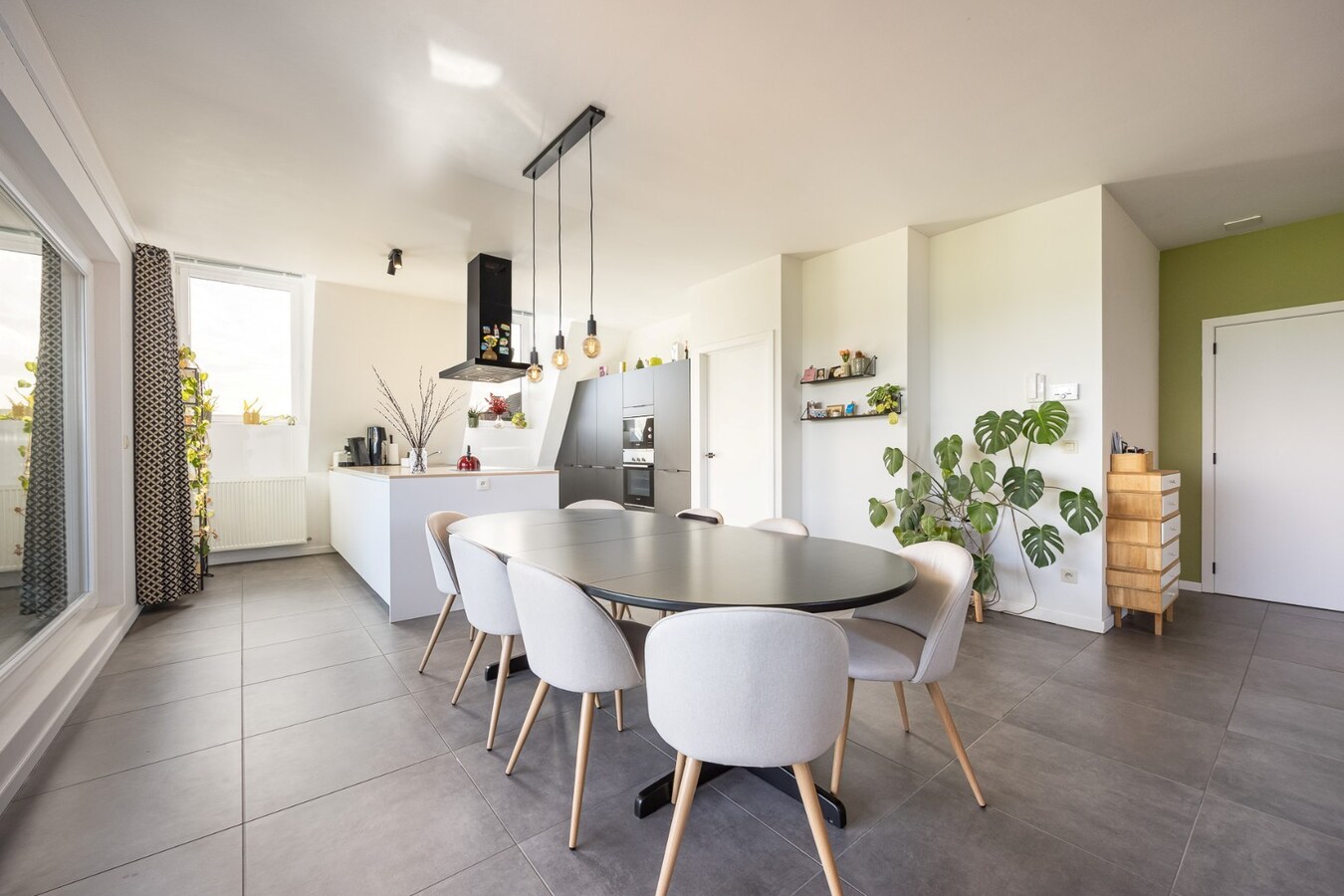 Prachtig, energiezuinig dak appartement met 3 slaapkamers, terras en carport 