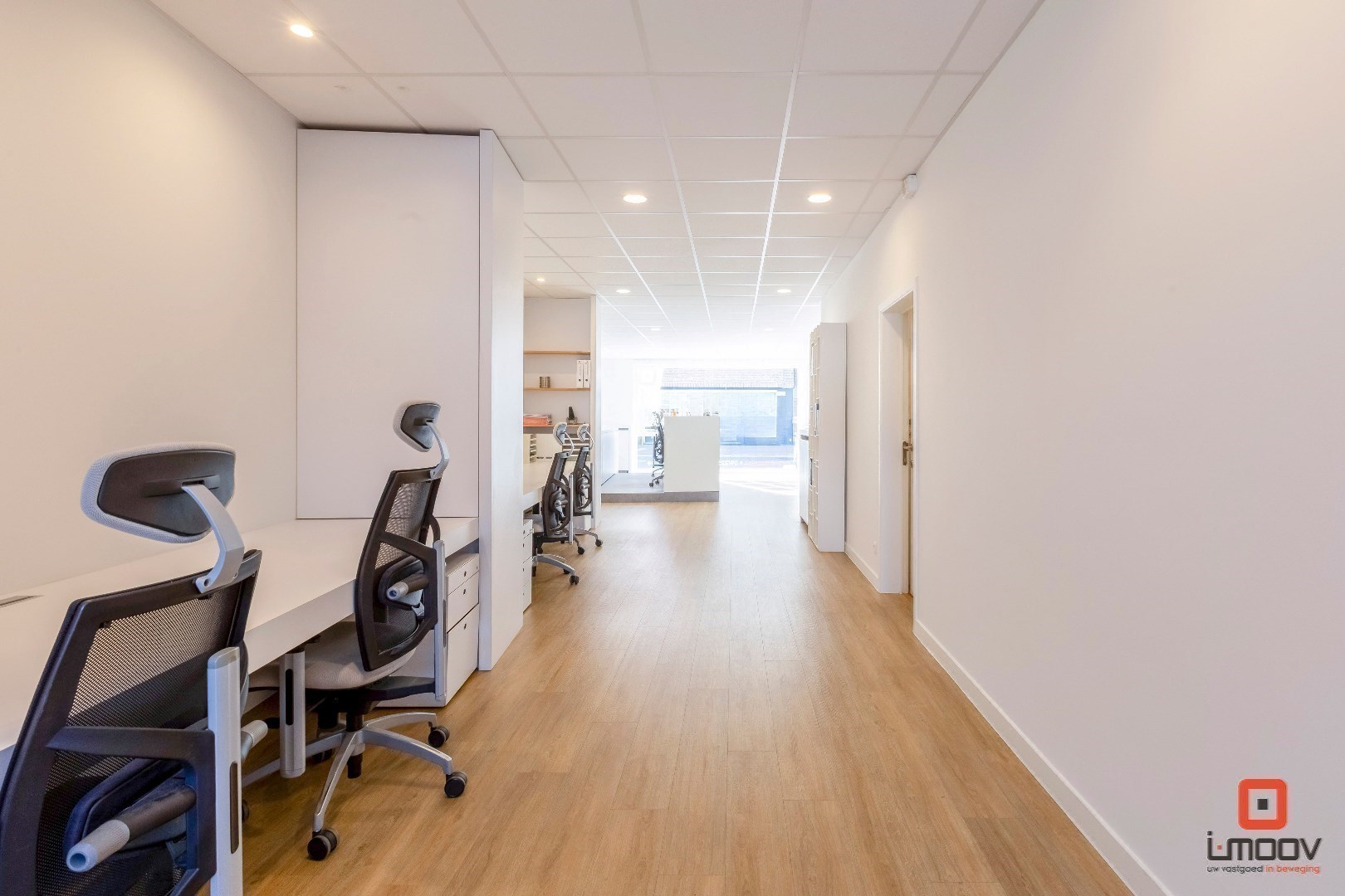 Modern en lichtrijk kantoor; praktijk- of winkelruimte op commercieel gunstige locatie 