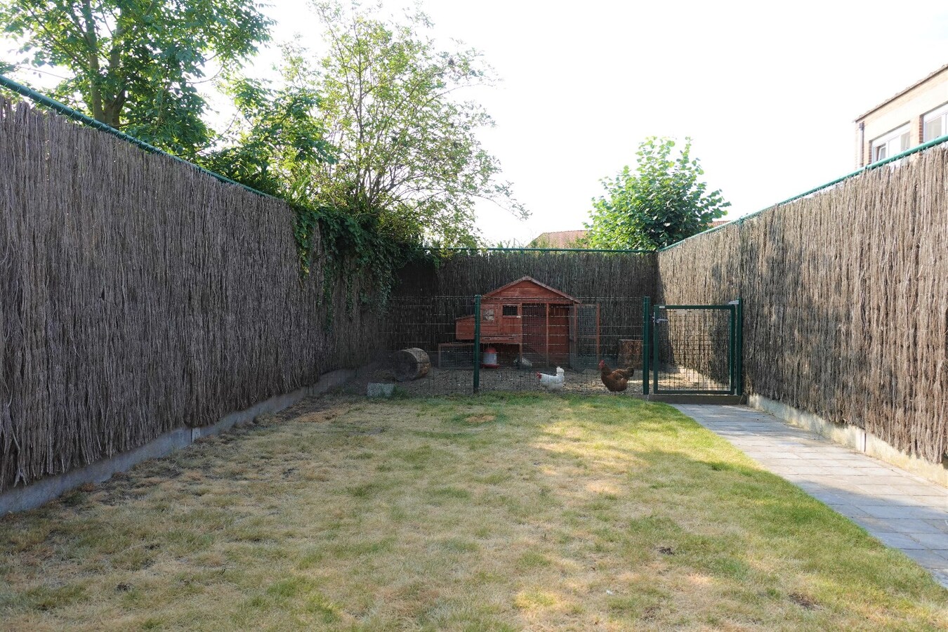 Gerenoveerde rijwoning met 3 slaapkamers en tuin 