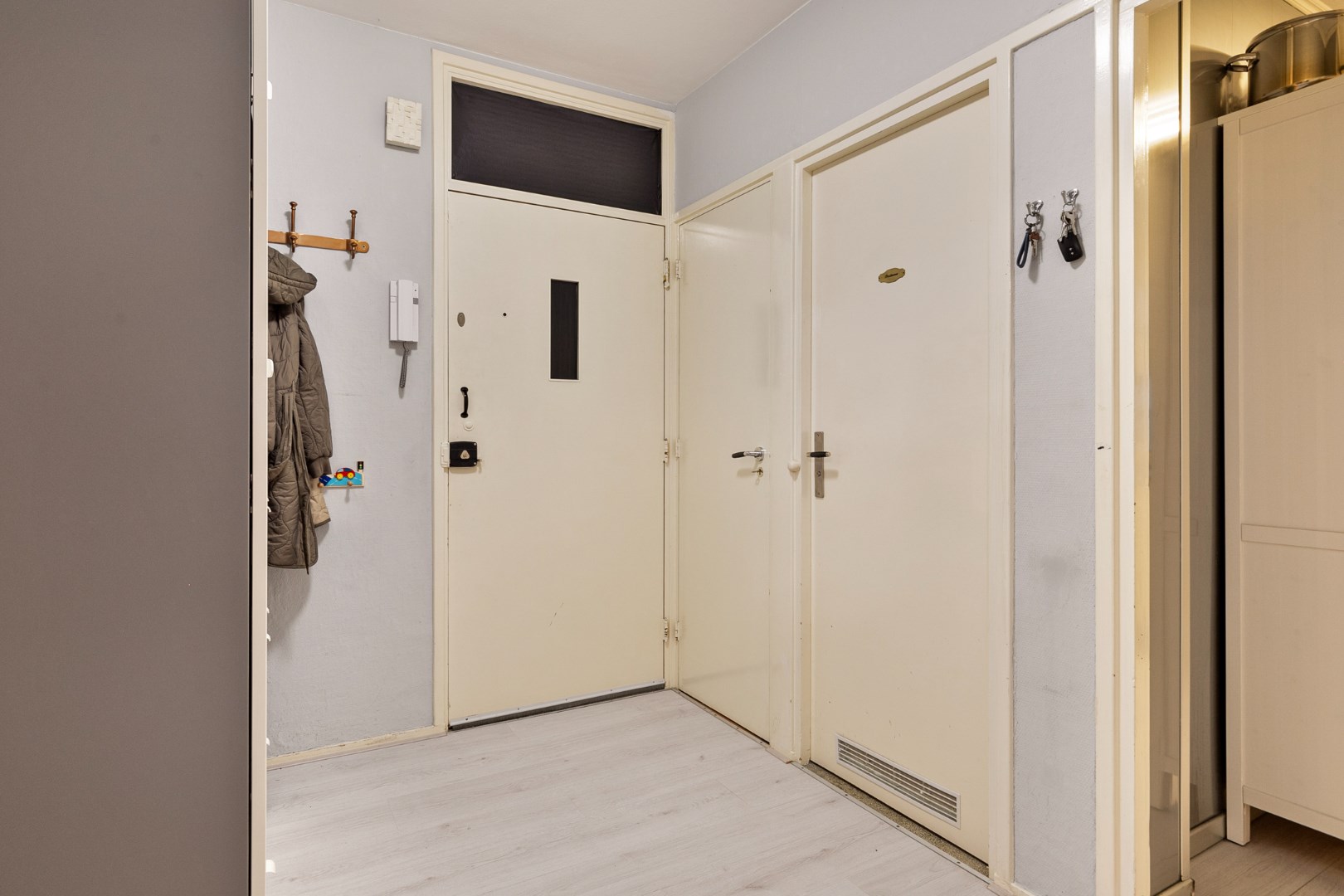 Instapklaar 3 kamer appartement op de 1e verdieping met keurige keuken en badkamer, balkon op het zuidoosten, berging in de onderbouw en gelegen op eigen grond. 