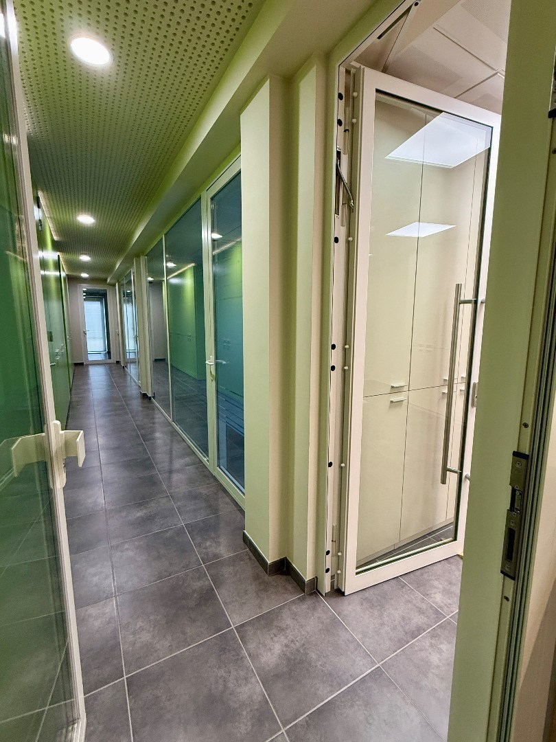 Modern handelpand/kantoor in centrum Oostakker (Gent) 