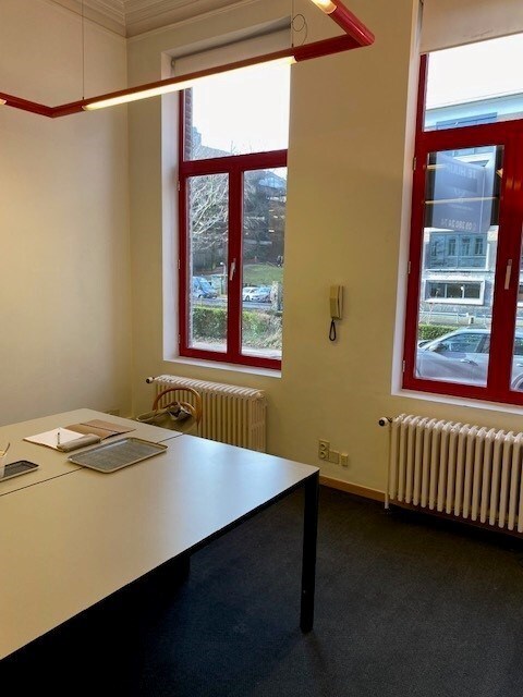 Gelijkvloerse kantoorruimte in een karaktervol herenhuis. 